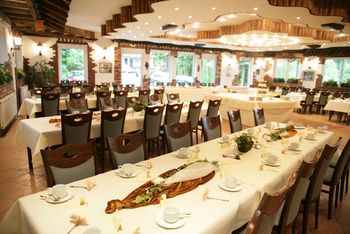 Interior of Restaurant Eifeltor – cozy wooden furnishings