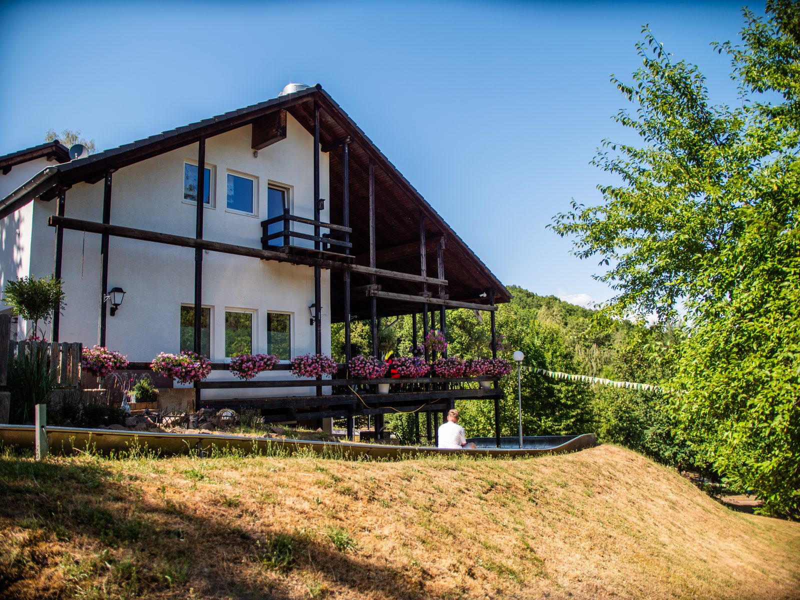 Haupthaus des Eifeltor Erlebnisparks mit Blumenkästen am Balkon