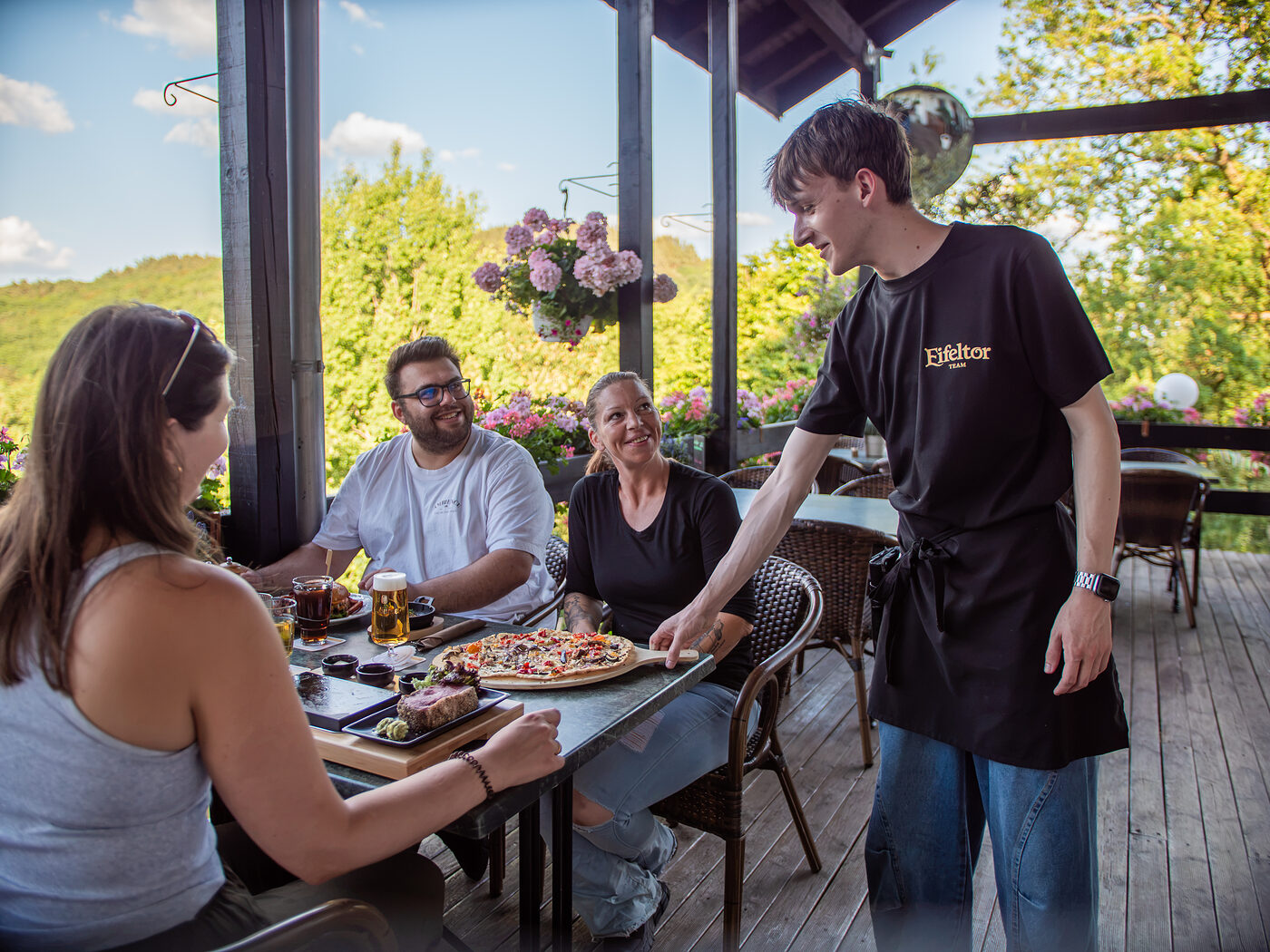 Einkehr auf der überdachten Aussichtsterrasse des Eifeltor Restaurants