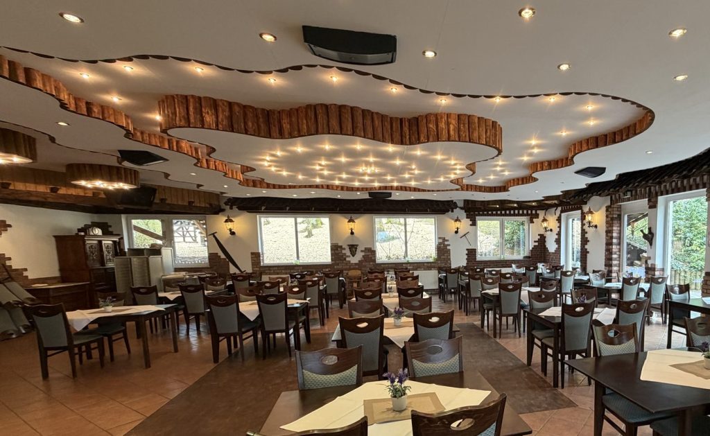 Gastraum des Restaurants Eifeltor mit Lichterdecke und gedeckten Tischen